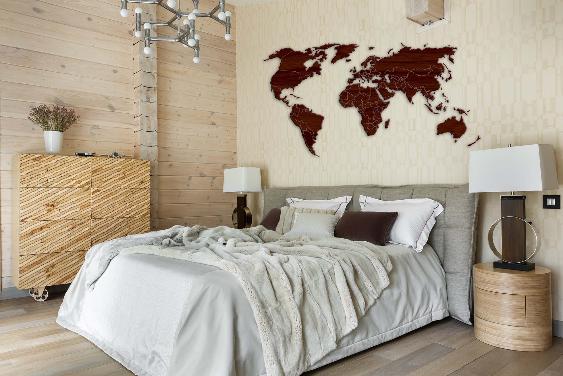 Над кроватью карта мира