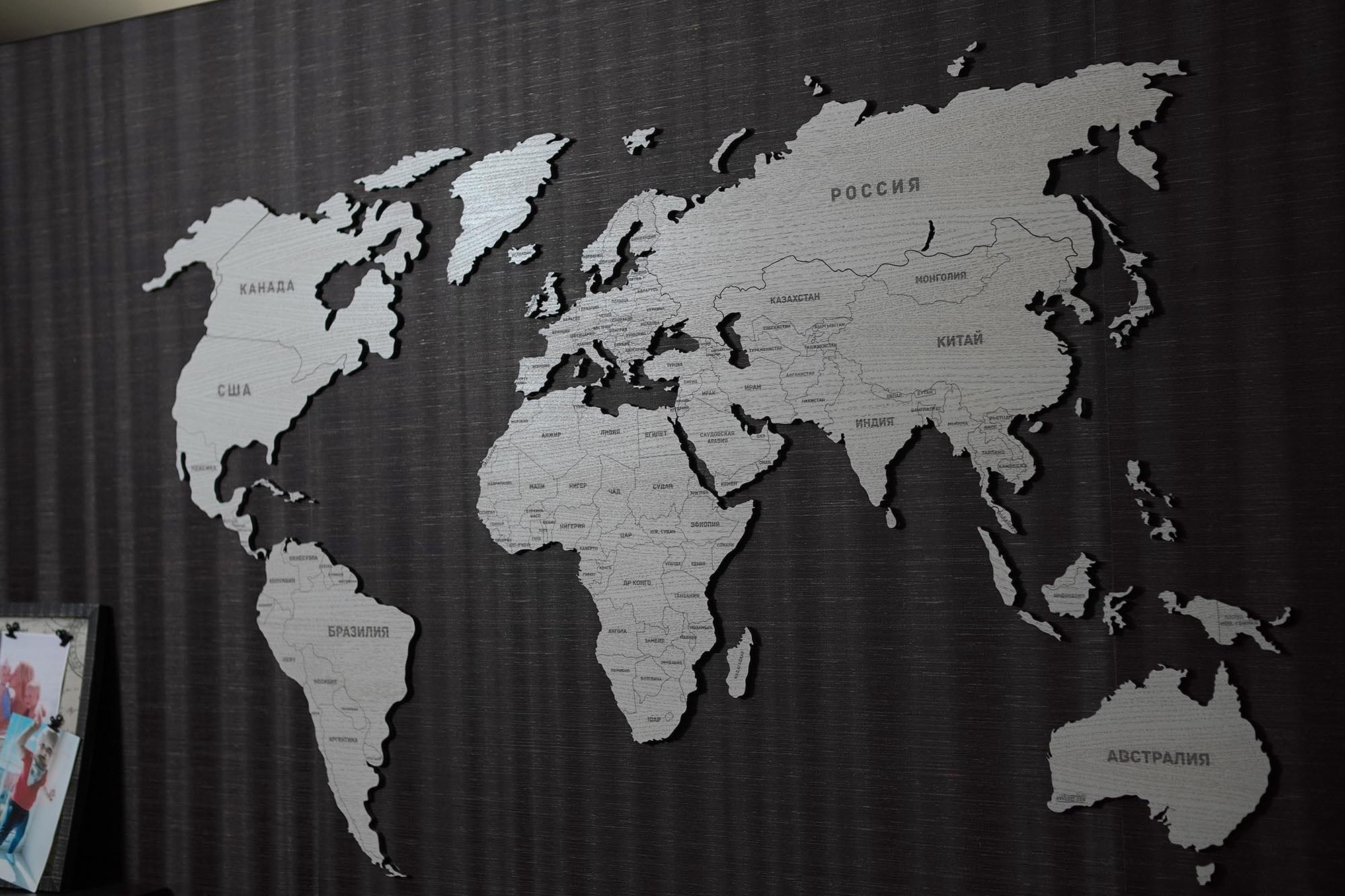 Белая карта мира на темной стене