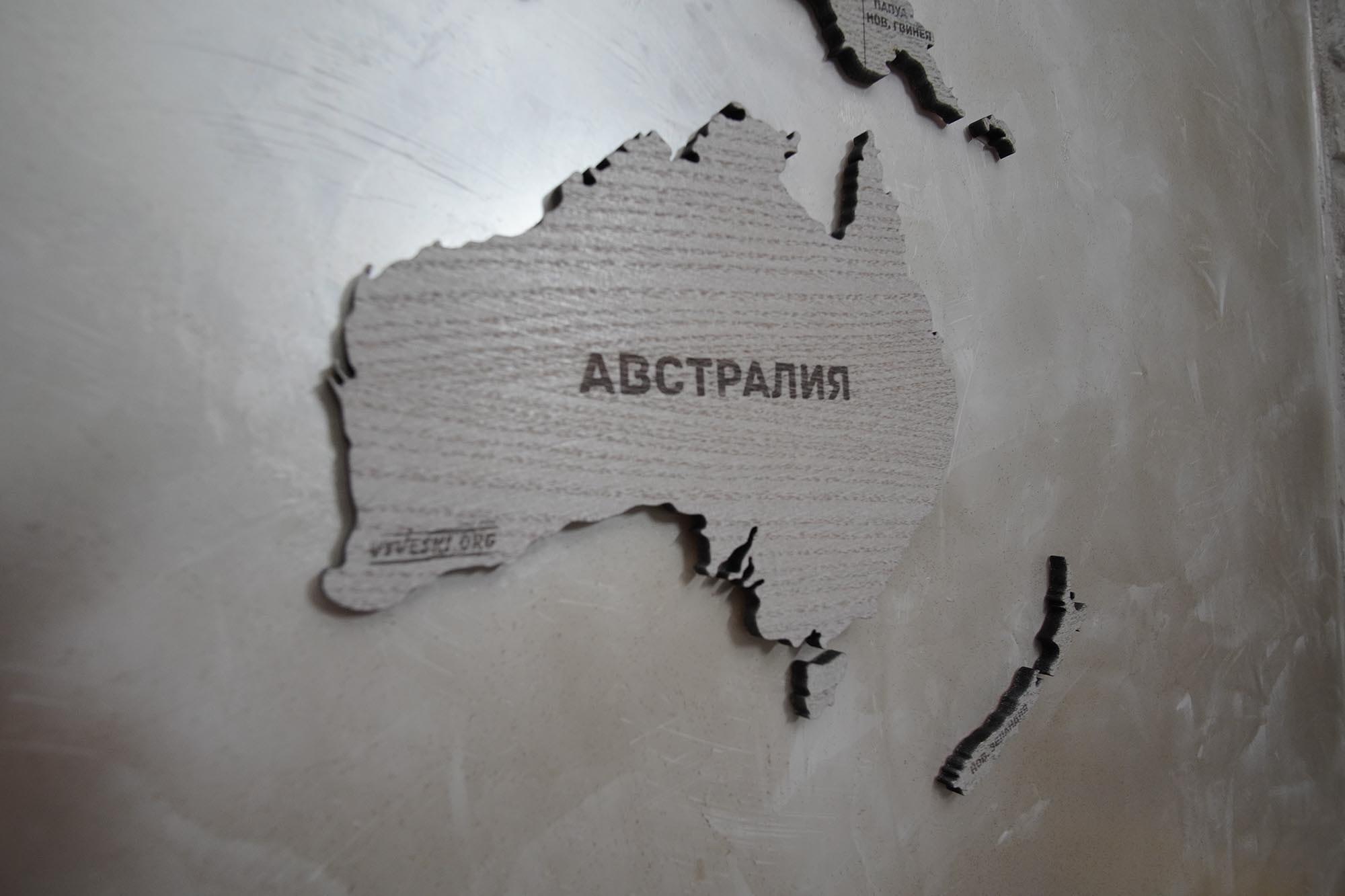 Белая австралия на белой стене